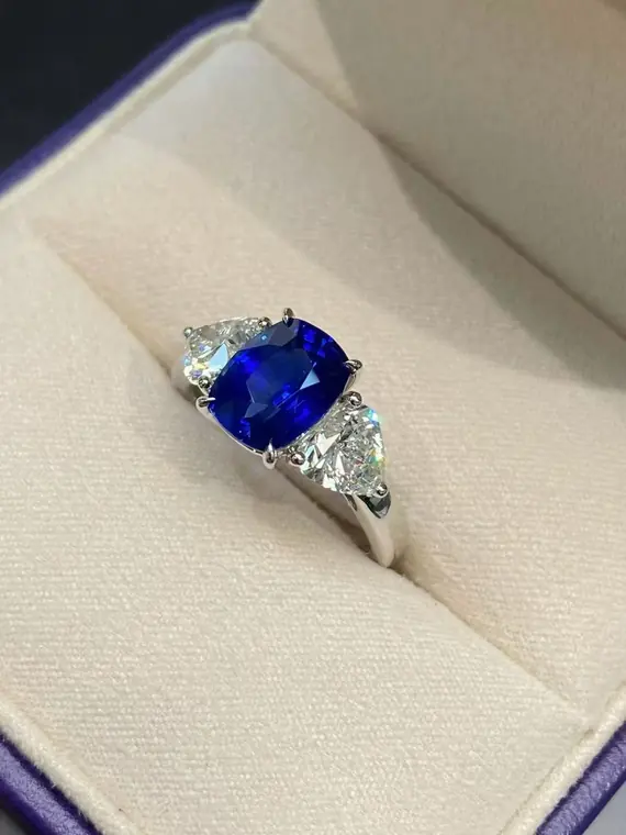 Gemformia 18K royal blue three-stone ring customization sample